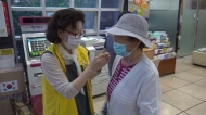 마스크 분실방지용 목걸이 만들어 환경봉사중인 동대문구 자원봉사자,