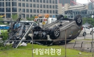 마포대교 남단 교차로 인근 경차 전복 사고 발생