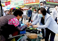 송옥주 화성(갑) 국회의원 전통시장 방문