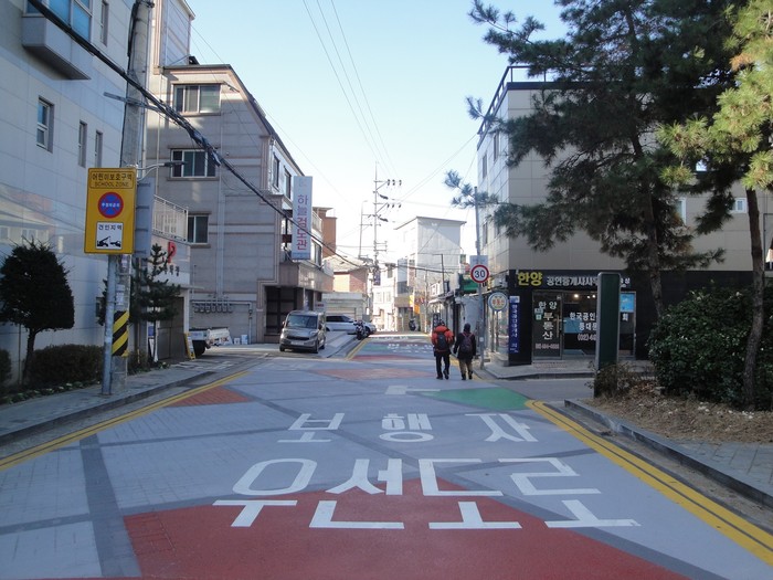 동대문구,동초교 앞 안심하고 걷는 보행자...환경도로 조성