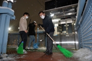 동대문구청장 직원들과 긴급 제설 작업 돌입...구민안전을 위해