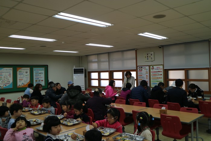 강진군 친환경 농산물로 만든 학교급식...  맛과 환경식품