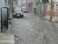 이례적인 폭우 내려, 도시 곳곳이 잠겨 피해...“날씨 정보 체크해야”
