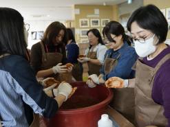 영등포구 세계 물의 날... 하천 살리는 ‘EM흙공 만들기’진행중