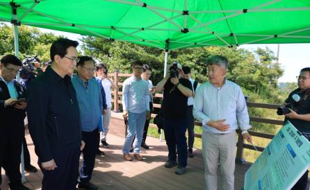 정황근 농식품부 장관, 강원 강릉 여름배추 밭 방문, 배추 생육상태 등 점검