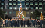 [포토뉴스]동대문구,“희망으로 빛나는 크리스마스 환경 트리”