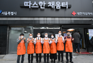 김현기 의장, 민생현장서 일정 시작…서울역서 노숙인 배식 봉사