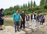 [포토] 박강수 마포구청장, 우기 대비 월드컵천 정비 공사현장 환경점검