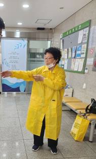 은평구, 자원 수집 어르신에 비옷 지원