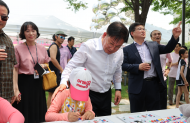 [포토]마포구청장, 폭염 제대로 날릴 상암동 물통통 축제 참석... 안전,또 안전확인