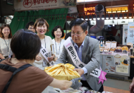 [포토] 마포구청장, 추석 맞이 전통시장 방문해 환경소통 행보