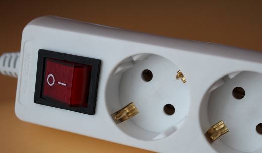  콘센트 방향에 숨겨진 비밀 하나!