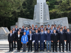 전재수 위원장, 바다의 날 맞아 순직선원위령탑 참배