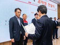 KB국민은행, 임직원 친환경 활동으로 지역나눔 실천...영등포구청에 감사장 받아