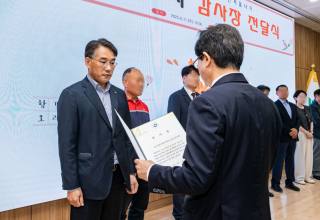 KB국민은행, 임직원 친환경 활동으로 지역나눔 실천...영등포구청에 감사장 받아