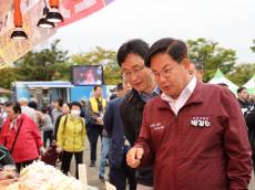 [포토] 새우젓도 맛보고, 사람도 만나고… 마포나루 새우젓축제 현장 속으로