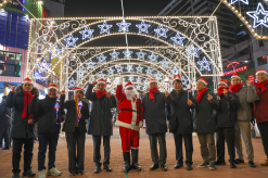 빛으로 물든 레드로드... 마포구, 빛거리 점등식으로 연말 시작 알려