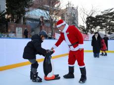 산타로 깜짝 변신! 박강수 마포구청장 “어린이 여러분 메리크리스마스”