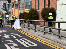 용산구, 개학기 맞아 초등학교 주변 불법광고물 일제 환경정비