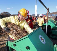 태우던 영농부산물, 이제는 파쇄로…산불·미세먼지 줄이는 새로운 농촌 실천