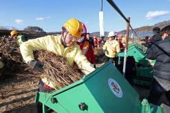 태우던 영농부산물, 이제는 파쇄로…산불·미세먼지 줄이는 새로운 농촌 실천