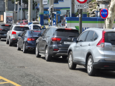 [포토] 휘발유 값 급등 예정에 ‘우리동네 착한 주유소’ 오전부터 차량 행렬 이어져