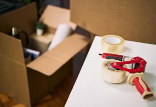 택배 포장 테이프 냄새, 내 건강 괜찮나…생활 속 ‘화학 자극’ 논란 왜?