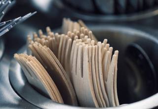 식당 공용 수저통의 딜레마…‘위생 강화할수록 쓰레기 늘어난다’