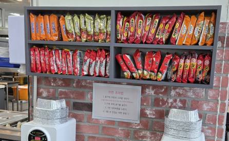 한강 라면 방식 ‘은박지 알루미늄 용기 조리’... 감성인가 건강 위협 노출인가?