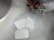 “싱크대에 넣으면 안개처럼”… 냉동 배송 드라이아이스, 그냥 버려도 괜찮을까