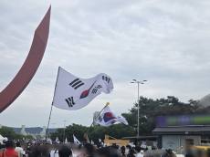 [정민오의 시선] 태극기와 응원봉 사이… 올림픽공원에서 마주한 대한민국
