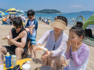 [기획 리포트] 피서철 선크림의 역습… 백화 현상에 우는 여름 바다