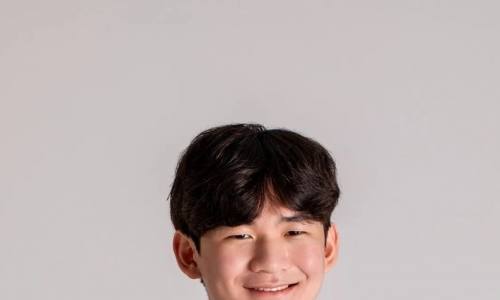  팬덤이라는 신앙, 민주주의를 흔드는 침묵의 비용