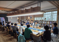 [민은숙의 문화 칼럼] 상상다락방에서 피어나는 문학의 시간 ... 무심수필문학회 주관 “시민과 함께하는 수필 깊이 읽기”