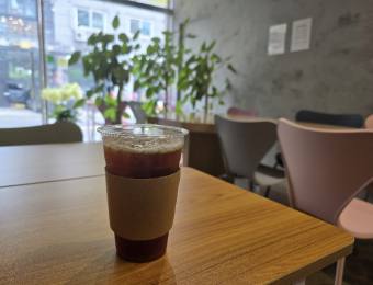 커피 한 잔에 따라오는 종이띠 … 컵홀더를 줄이면 나무 수백만 그루를 살릴 수 있다