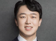 신라면 들고 웨딩사진…농심 3세 신상열, 상징 조작에 나섰다.