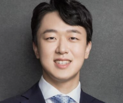신라면 들고 웨딩사진…농심 3세 신상열, 상징 조작에 나섰다.