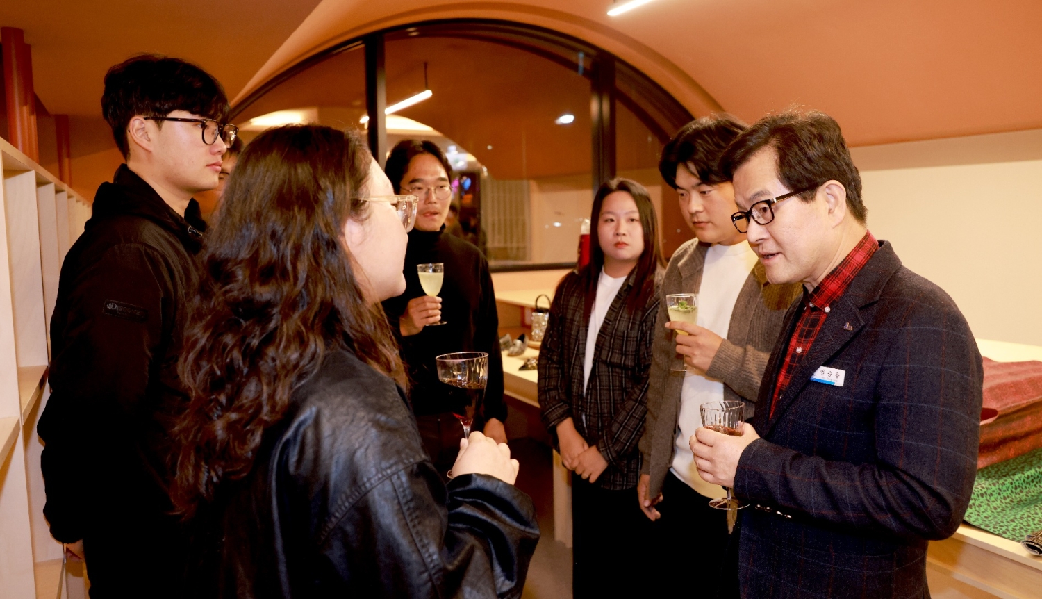 타운홀미팅 현장에서 참석자들이 마주 서서 이야기를 나누고 있다. (사진제공=보령시)